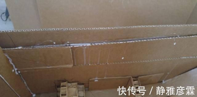 旧纸箱子卖不了几毛钱，老妈攒下来做了张单人床，还挺结实的