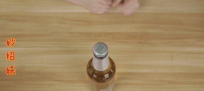 有个|原来酒瓶盖上有个“小机关”,用手就能拧开,比开瓶器还快