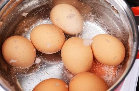 煮鸡蛋别只会用清水，多加2种料，鸡蛋又香又嫩，蛋壳一碰就掉