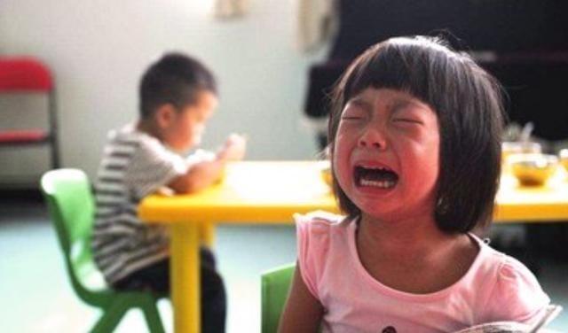 孩子|4岁女孩“被扔”幼儿园2天,老师察觉异样,打开书包后愣住