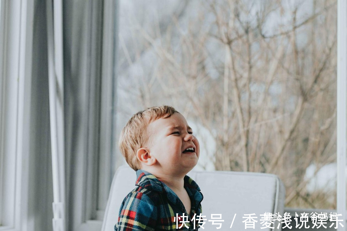 脚丫子|从小“吃手指”和“不吃手指”的孩子,长大后差距明显,家长收藏