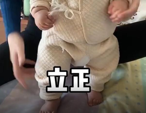 爸妈合体训练娃“摆立正”的姿势走红，网友：当兵要从宝宝抓起！