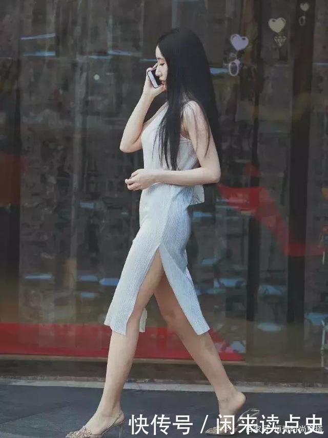 美女脚踩在一双粉色高跟鞋,让她看起来年轻又充满魅力