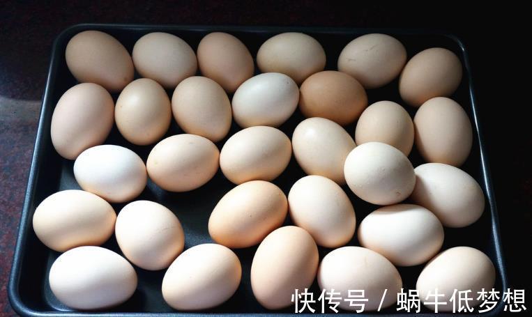 咸鸭蛋|鸡蛋这样腌，简单易做，新手也能一次搞定，个个鸡蛋都流油起沙