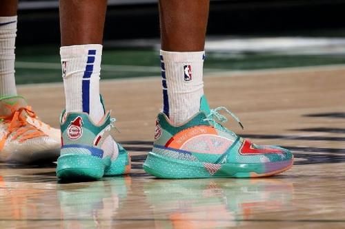 相信经常看博主发的球鞋上脚