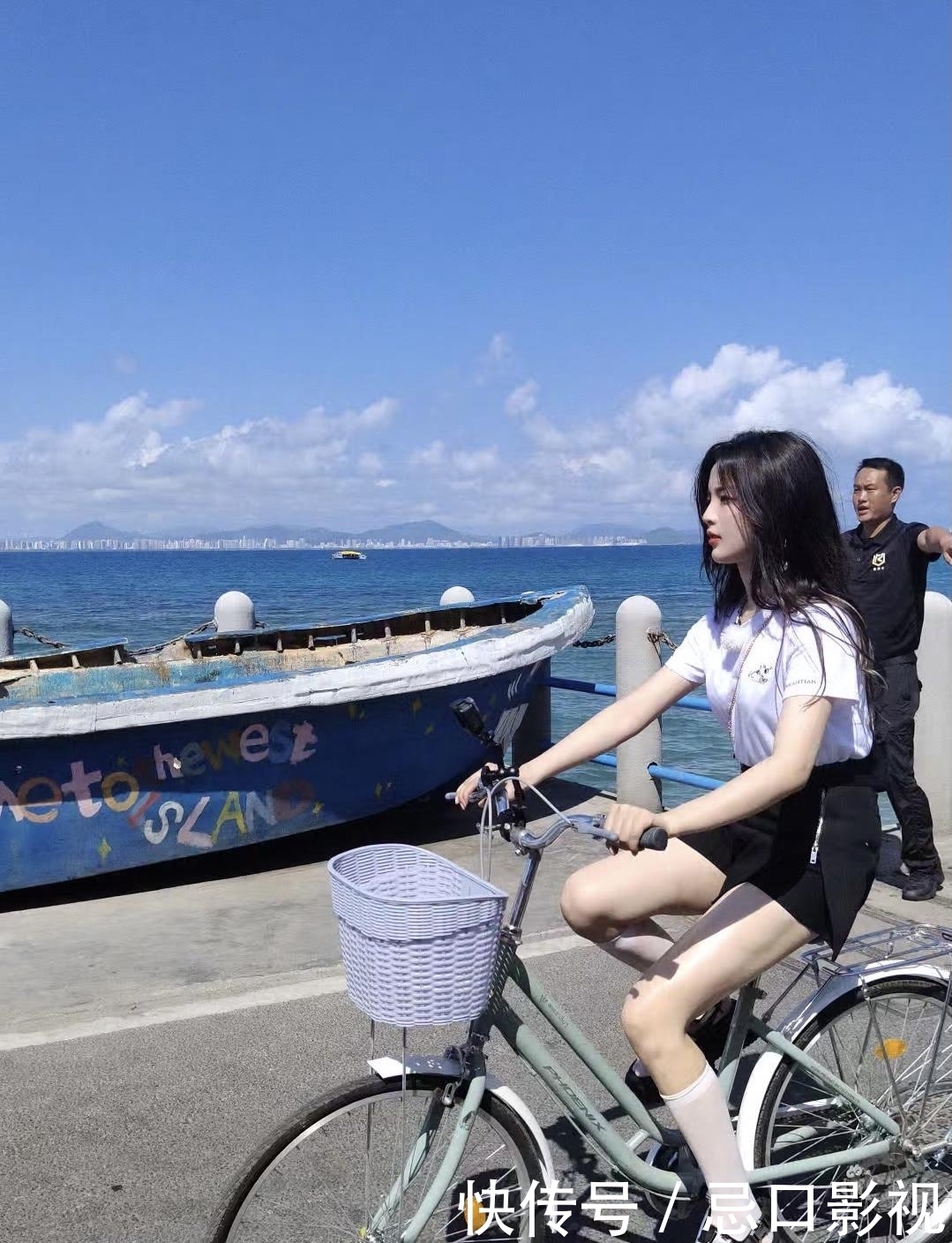 新生代最火的女艺人,除了杨超越、虞书欣以外,还有张艺凡和这两位