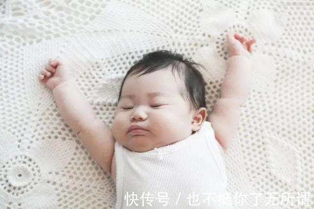 神经系统|新生儿为什么偏爱“投降式睡姿”,需要纠正吗很多家长做错了