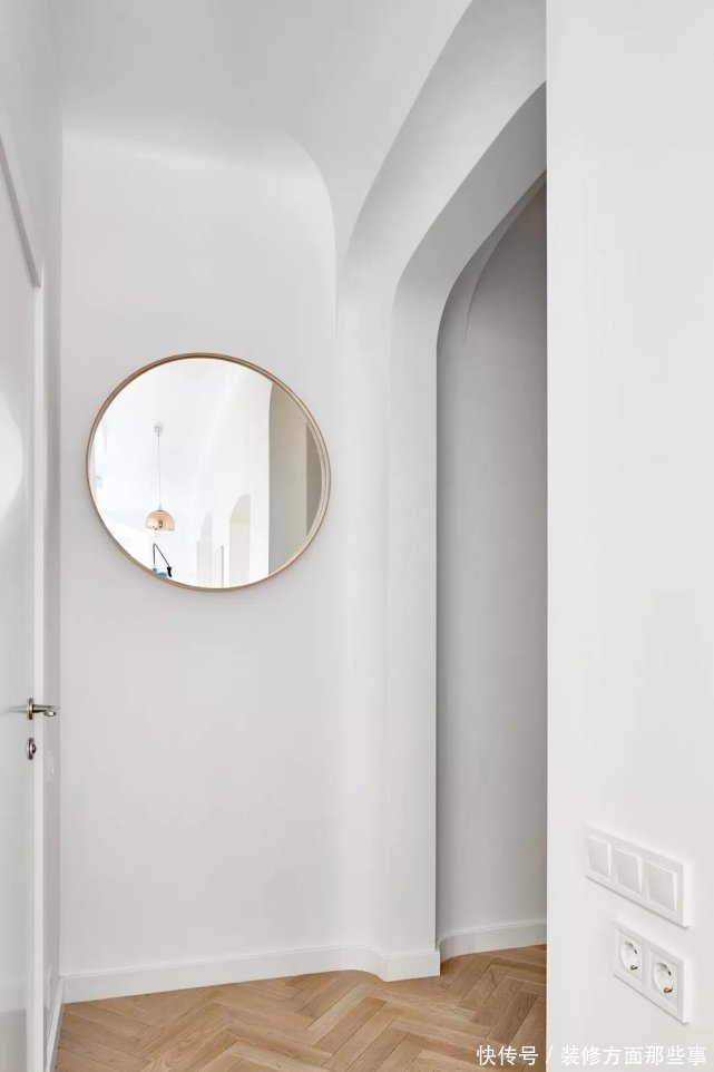 榻榻米床|83平混搭风二居室，一张橘色沙发客厅空间，卧室只有榻榻米好吗