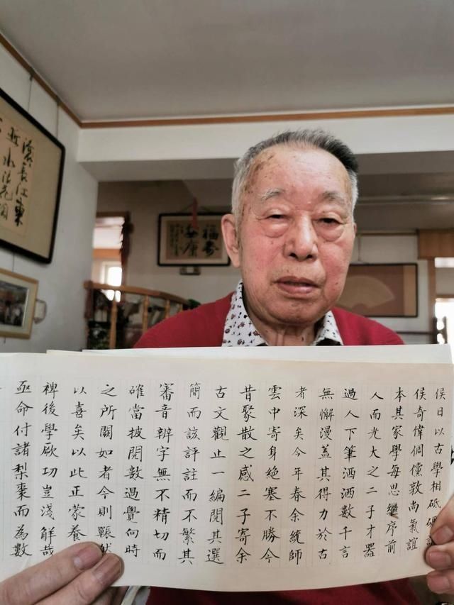 沈阳一老者写完11万字“古文观止”，用坏80多支毛笔