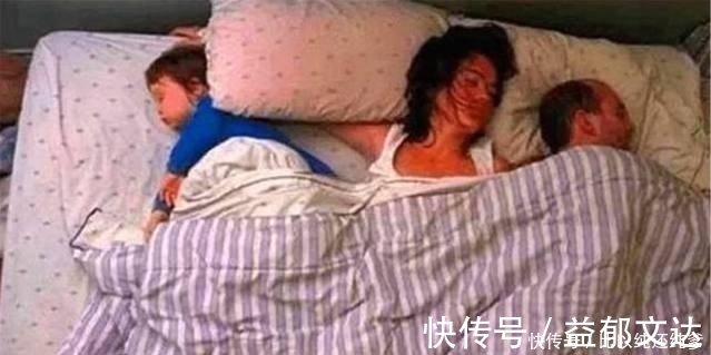 小宝宝|三岁宝宝和父母一起睡觉的场面,厉害了我的宝宝!