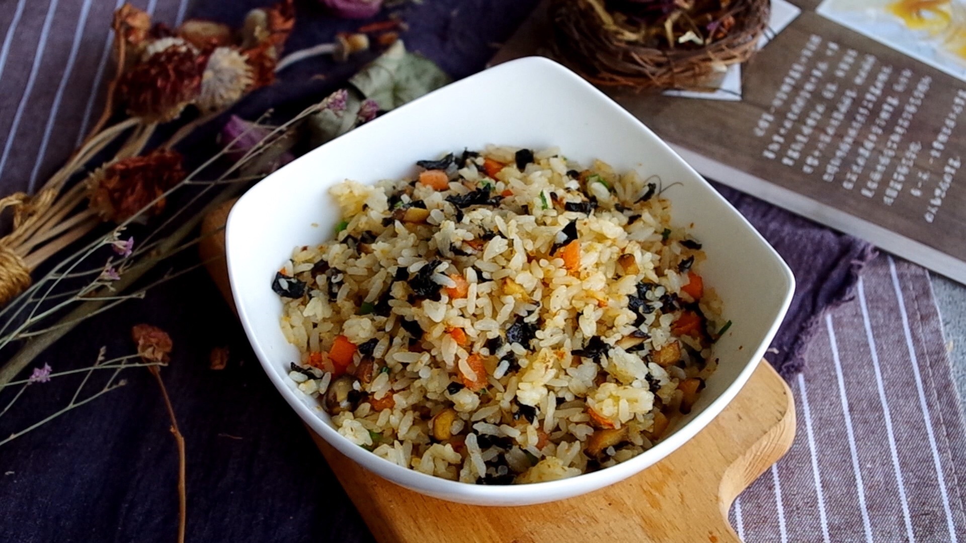 适合小宝宝吃的鱼松炒饭，做法不难，加入海苔，营养又美味！