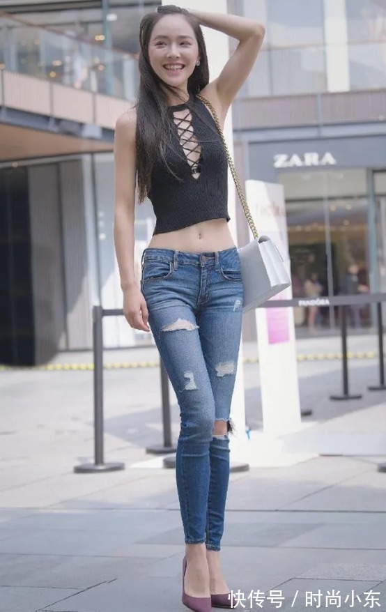 笑容灿烂|高跟牛仔裤长发美女，笑容灿烂肌肤白皙