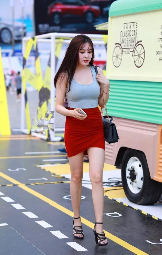 凉鞋 美女一双高跟凉鞋,个性的鞋面带有横条的绑带,十分的有女人味