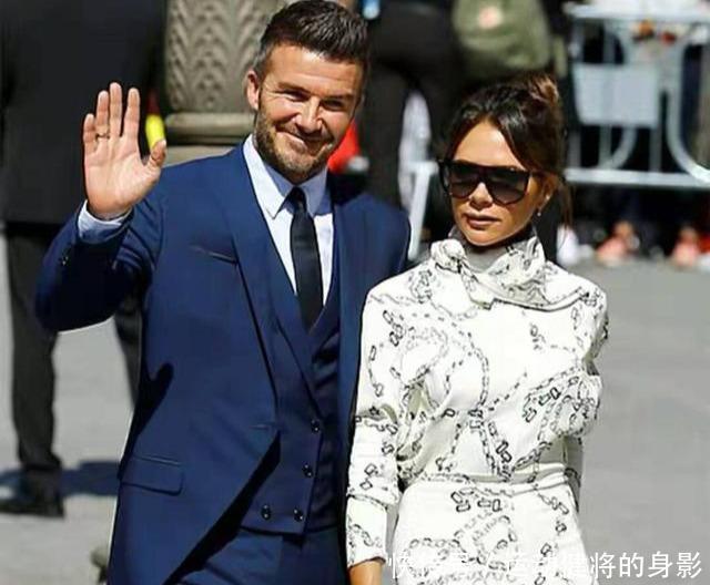 39岁梅根撞衫46岁贝嫂，同穿白色印花裙，王妃气质不敌名媛高级感