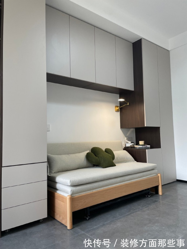 爱格|115平现代简约风,灰色影视墙是格栅和木饰面的结合