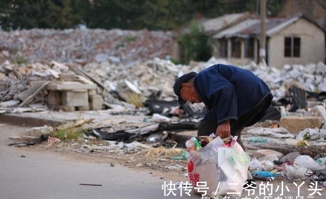 |老头自称有百万资产，邻居们都当笑话，忽然来辆车，老头身份揭晓