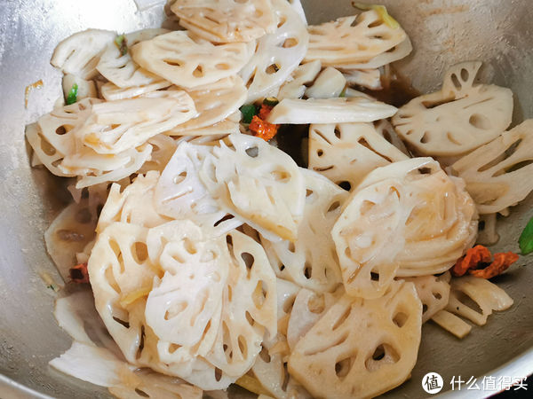 莲藕最好吃的做法之一,加些香菜炒一炒,酸辣爽口下酒下饭