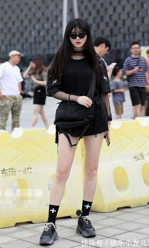 穿搭 小姐姐穿上紧身的瑜伽裤,搭配红色的运动衣,看上去很有时尚感