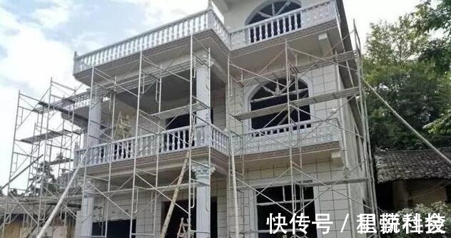 齐家敏敏|农村小伙给父母盖的养老房,2万多的大门全村轰动,纷纷吐槽丑