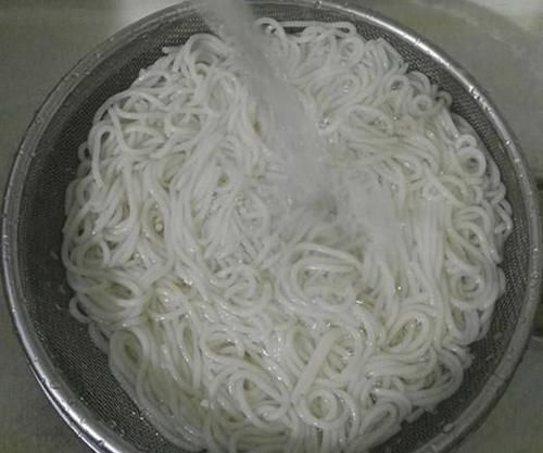 你喜欢吃炒粉吗?用什么配料炒比较好吃?怎么做?