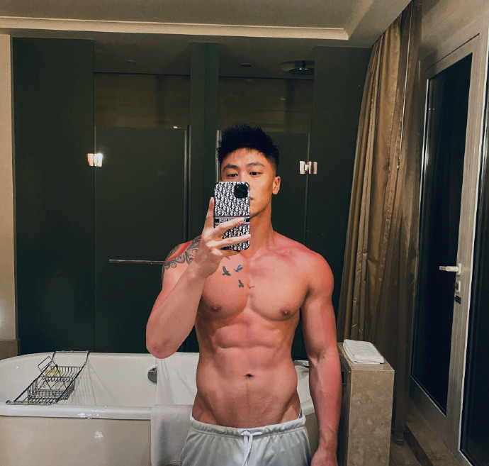 名媛|拥有漂亮公狗腰的肌肉名媛, 健身房就是大熔炉, 小长假坚持训练!