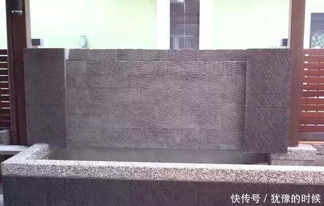 鱼缸和池还可以这样结合?只能说很有想法,有钱我也搞一个!