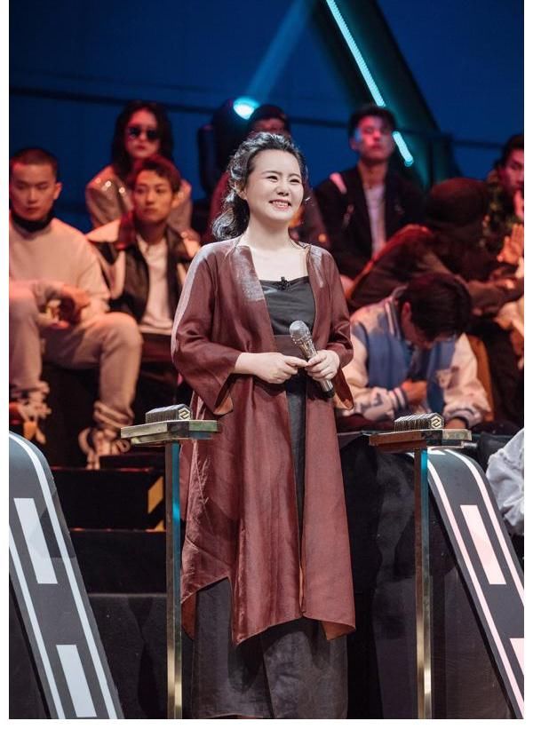 说唱歌手|龚琳娜参加说唱节目被嘲尴尬！强行融合最为致命