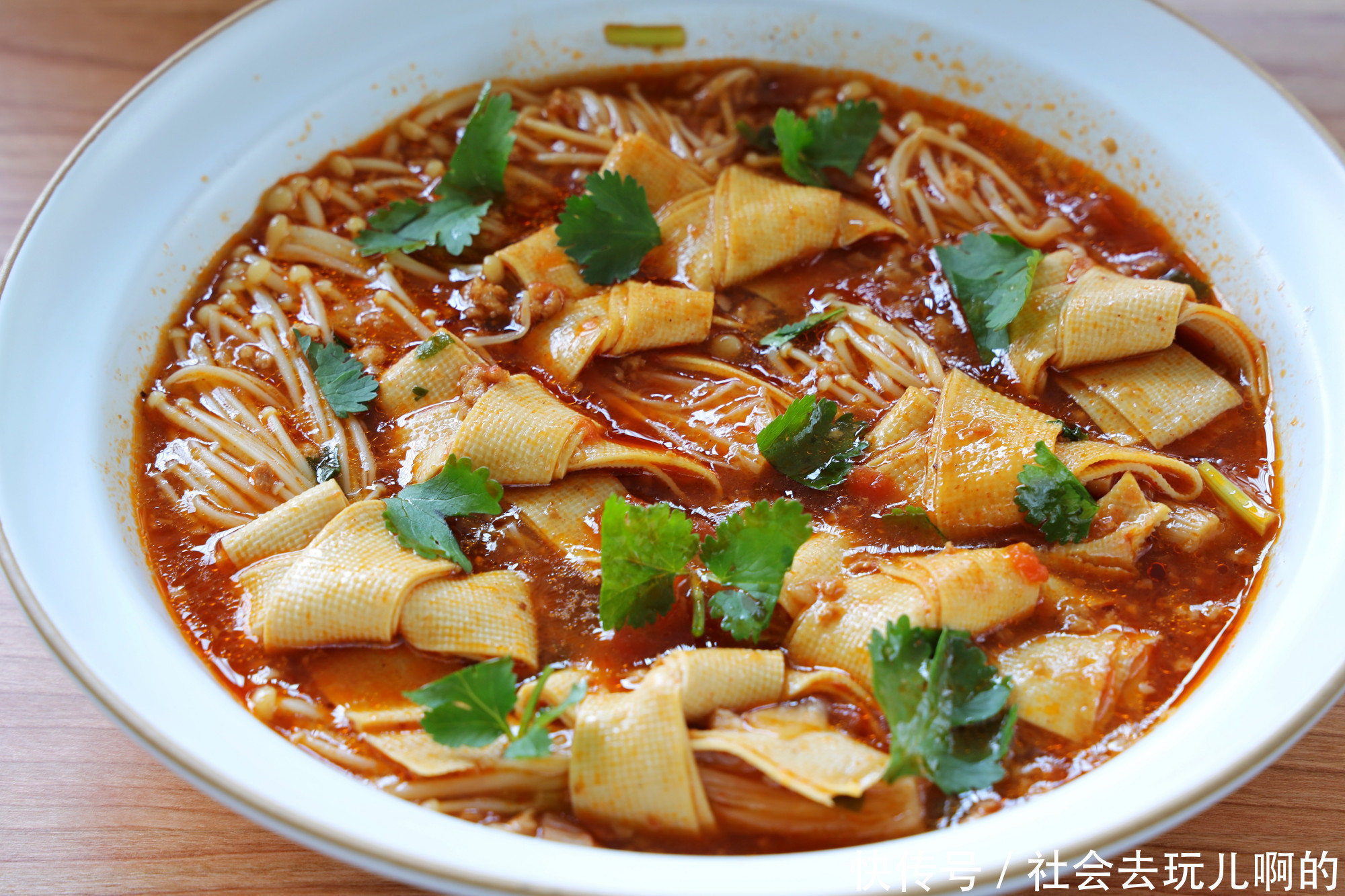 超爱|天气凉了，煮上一锅金针菇番茄汤，汤汁多，保暖又下饭，超爱吃