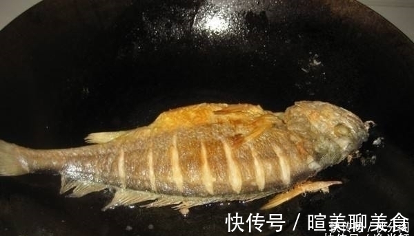 煎鱼时热油下锅还是冷油下锅大厨多加“1样”，鱼皮完整不粘锅