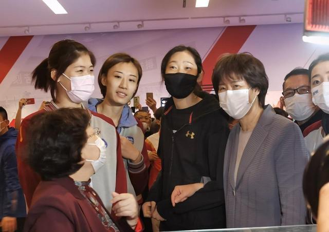 安家杰|郎平官宣退休!中国女排下一任主教练竞争激烈!有可能是外教