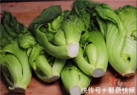 做法|老一辈腌酸菜的传统做法，不加盐三天就变酸，一年不烂，还不长毛