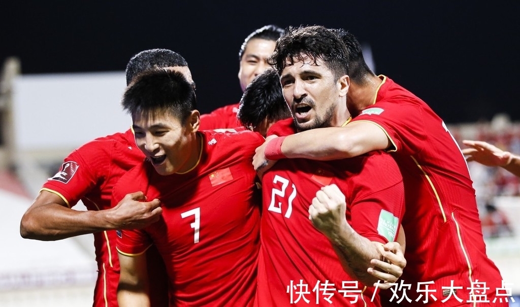 李铁|黄健翔连发动态质疑李铁换人,句句带讽刺,铁了心要证明自己!
