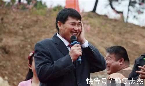 笑话!朱之文写书法闹笑话:写错字还不听劝,拿笔的姿势也是花架子