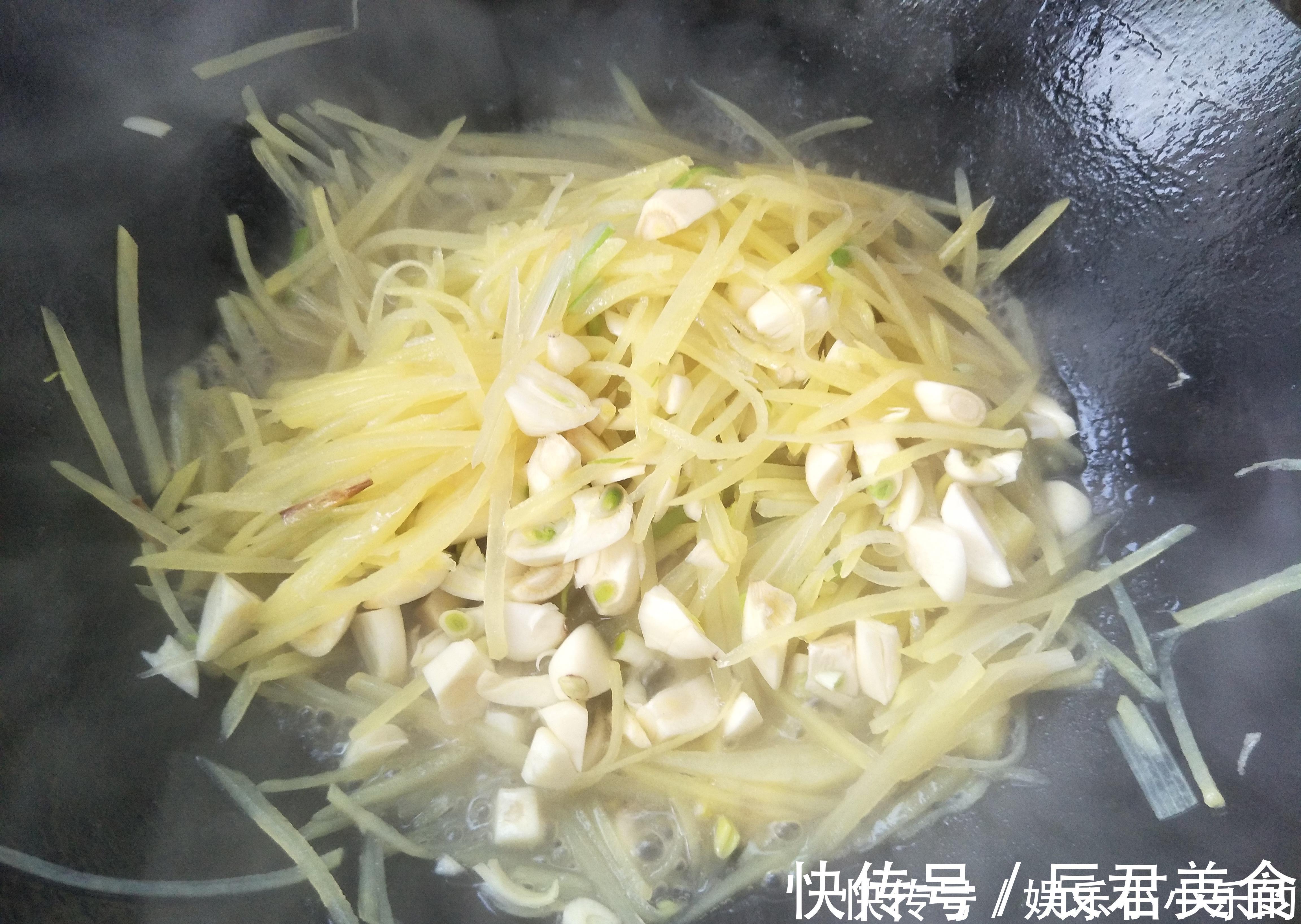 炒土豆丝时,放醋方法有讲究,教你1招,土豆丝酸香不呛口