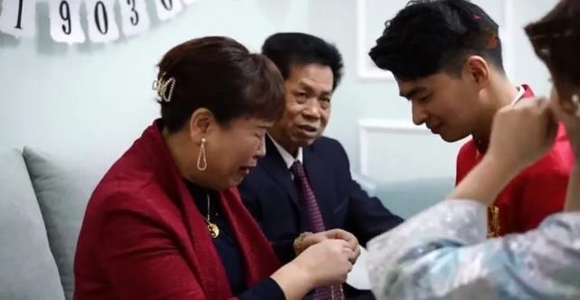 母亲|“最美丈母娘”意外走红,坐姿端庄优雅,网友:哭起来是真的美!