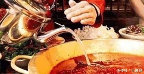 在外吃火锅, 服务员问“你是否需要加汤”是给你暗示, 你懂了吗?
