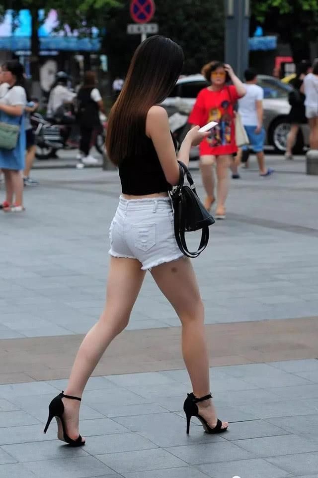 街拍美女:小姐姐的黑白风尚,简单又时尚学会了就能美上一个夏天