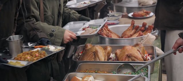 觀影|《長津湖》觀影動人場景，全場觀眾久久佇立，志愿軍老戰士來看他的戰友了……