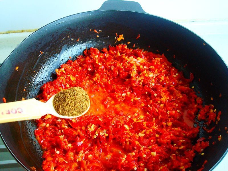 花生不要再煮着吃了,这样做能炒菜能拌面,比老干妈都好吃