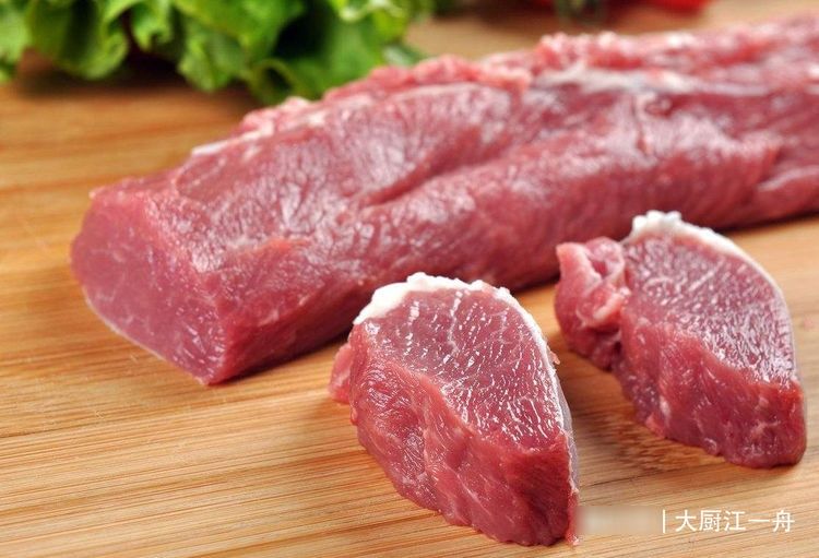 买猪肉时，这4个部位不划算，价格高肉质差不好吃，很多人还在买