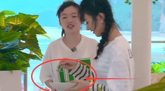 冰沙|趙麗穎自己學(xué)習(xí)做冰沙,誰注意她手里用的碗這顧客還怎么敢來