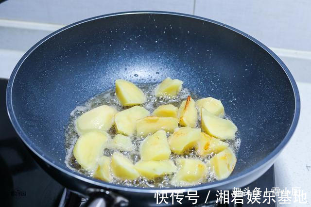 老爷子|我家最爱的土豆做法，每次做一盘不够吃，开胃解馋，比土豆丝好