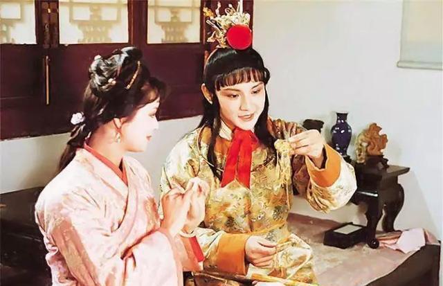 宝钗&王夫人的一句称呼,点出了她对宝钗和黛玉的不同态度