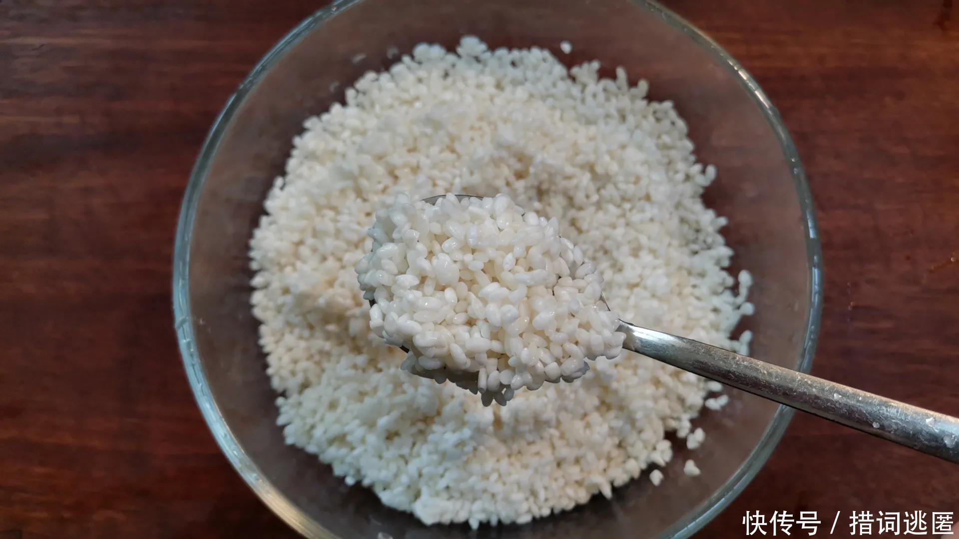 广东腊味煲仔饭怎么做才好吃记住关键这两步,焦香美味超过瘾