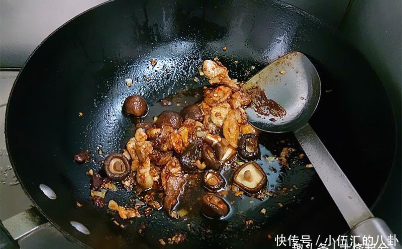 油豆腐的做法比肉还好吃,两碗米饭都不够!保你吃过就会爱上