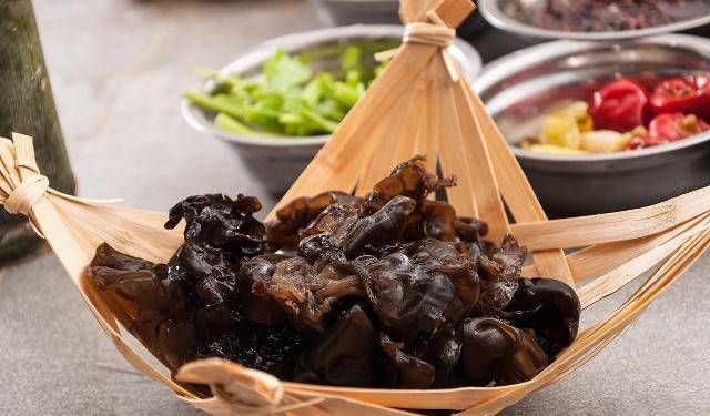 甲状腺有结节?远离2个“诱因”,记住“2吃1喝”,结节慢慢消散