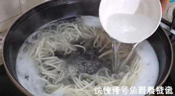 面条|煮面条,开水下锅是错!面馆老板这么煮,面条爽滑筋道,不粘不坨