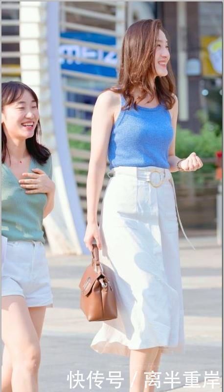 蓝色|街拍穿蓝色露背背心的美女,身材漂亮妩媚,倩影真好看呀