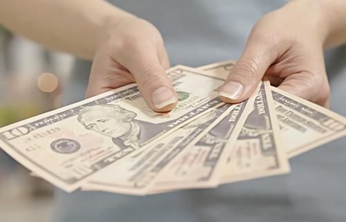 孩子|大学生是如何花式要生活费的?有明示有暗示,不少父母:家有同款