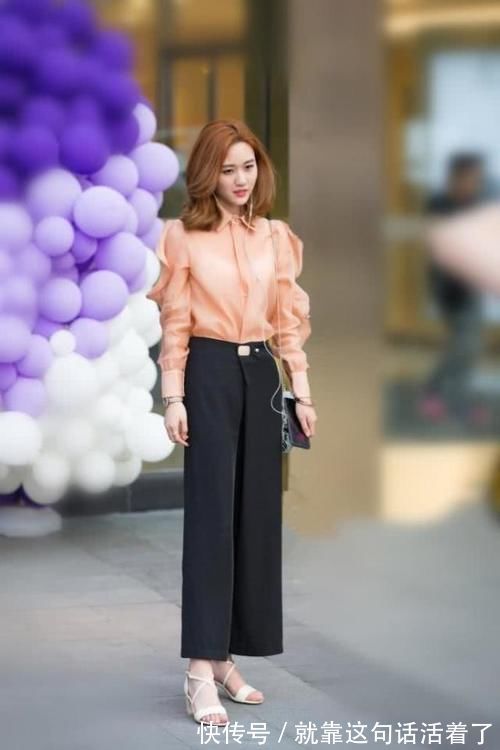 高跟鞋|路人街拍,简洁的背心搭配破洞牛仔裤,显得时髦又减龄